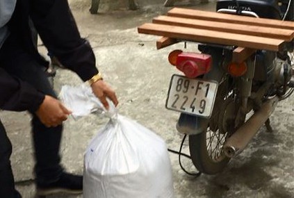 Bắt giữ đối tượng giấu 5 bánh ma túy trong bao tải gạo ảnh 1